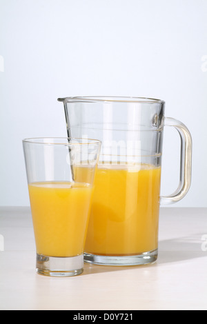 Amburgo, Germania, un bicchiere e una caraffa di succo di arancia Foto Stock