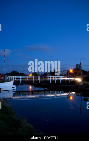 Purton ponte girevole di notte su Gloucester e Nitidezza Canal, Gloucestershire, England, Regno Unito Foto Stock