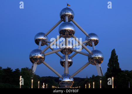 L'Atomium di Bruxelles in Belgio di notte Foto Stock