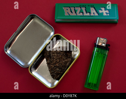 La marijuana con carte di laminazione e più leggero, Londra Foto Stock