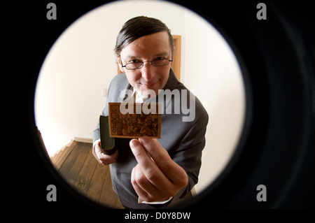 Freiburg, Germania, mostra un uomo di fronte alla scheda della porta Foto Stock