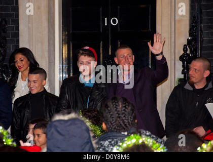 3 dicembre 2012, Londra; fattore X-finalista Christopher Maloney onde da una folla di bambini delle scuole a Downing Street albero di Natale interruttore luce-on. (L-R) Nicole Scherzinger, Jahmene, James Arthur, Chris Maloney. Foto Stock