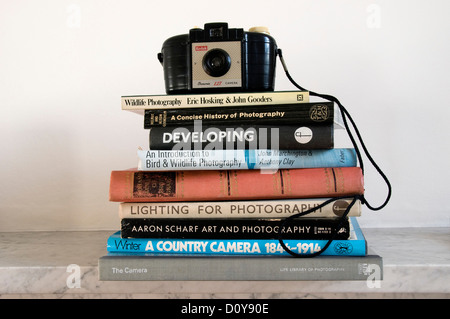 Pila di vintage libri fotografici con Kodak Brownie 127 fotocamera sulla parte superiore Foto Stock