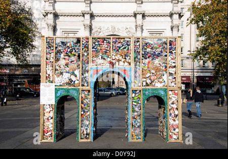 Marble Arch replica costruito dalla cucciolata che si spera possa essere recyced quando la struttura viene smontato, ondon Central England Regno Unito Foto Stock