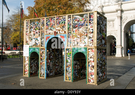 Marble Arch replica costruito dalla cucciolata che si spera possa essere recyced quando la struttura viene smontato il centro di Londra Inghilterra REGNO UNITO Foto Stock