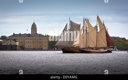 Tradizionale Tall navi a vela passato Suomenlinna, Helsinki Foto Stock