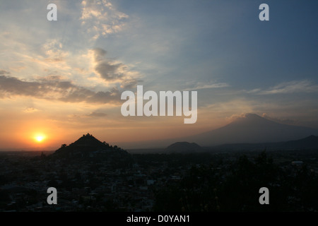 Sunset over Atlixco, Puebla, Messico con il Popocatepetl in background Foto Stock