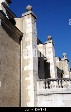 Colonne di pietra sormontato da sfere di pietra nelle pareti della Eglise Saint François de Sales. Annecy, Alta Savoia, Francia. Foto Stock