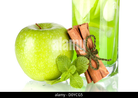 Cocktail di verde con mele, menta e cannella isolati su sfondo bianco Foto Stock