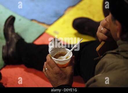 Dicembre 3, 2012 - San Pietroburgo, Russia - Dicembre 03, 2012 - San Pietroburgo, Russia - le persone senza fissa dimora ottenere la cena e il pernottamento in rifugio per i senzatetto. A San Pietroburgo, lunedì ha aperto un centro di accoglienza per i senzatetto, l organizzazione caritativa Â"flopÂ". Un rifugio per i senzatetto è una grande tenda riscaldata, progettato per 60 persone, che aiuta i senzatetto a sopravvivere all'inverno, per salvare la vita e la salute. Dall'inizio della stagione fredda, e prima che il calore di tutti nella necessità riceverà nella sua cassaforte e letto caldo, cena e prima colazione, caldo e vestiti puliti, assistenza medica (2 volte a settimana dieci Foto Stock