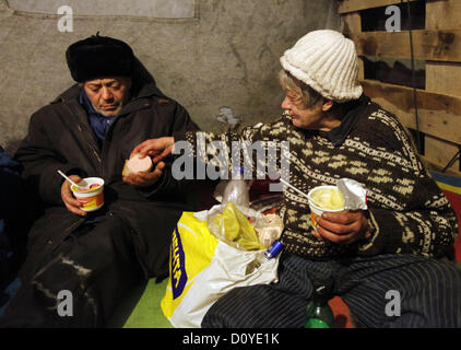 Dicembre 3, 2012 - San Pietroburgo, Russia - Dicembre 03, 2012 - San Pietroburgo, Russia - le persone senza fissa dimora ottenere la cena e il pernottamento in rifugio per i senzatetto. A San Pietroburgo, lunedì ha aperto un centro di accoglienza per i senzatetto, l organizzazione caritativa Â"flopÂ". Un rifugio per i senzatetto è una grande tenda riscaldata, progettato per 60 persone, che aiuta i senzatetto a sopravvivere all'inverno, per salvare la vita e la salute. Dall'inizio della stagione fredda, e prima che il calore di tutti nella necessità riceverà nella sua cassaforte e letto caldo, cena e prima colazione, caldo e vestiti puliti, assistenza medica (2 volte a settimana dieci Foto Stock