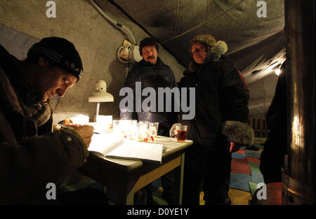 Dicembre 3, 2012 - San Pietroburgo, Russia - Dicembre 03, 2012 - San Pietroburgo, Russia - le persone senza fissa dimora ottenere la cena e il pernottamento in rifugio per i senzatetto. A San Pietroburgo, lunedì ha aperto un centro di accoglienza per i senzatetto, l organizzazione caritativa Â"flopÂ". Un rifugio per i senzatetto è una grande tenda riscaldata, progettato per 60 persone, che aiuta i senzatetto a sopravvivere all'inverno, per salvare la vita e la salute. Dall'inizio della stagione fredda, e prima che il calore di tutti nella necessità riceverà nella sua cassaforte e letto caldo, cena e prima colazione, caldo e vestiti puliti, assistenza medica (2 volte a settimana dieci Foto Stock