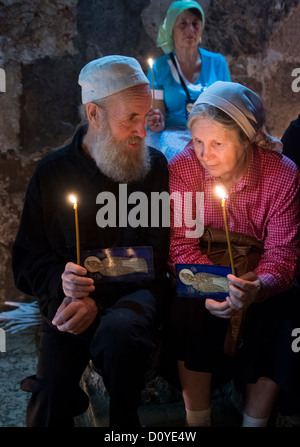 Unidentified pellegrini in preghiera nella tomba di Maria nel Getsemani durante la festa dell Assunzione della Vergine Maria Foto Stock