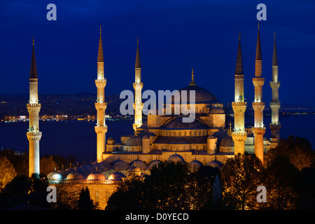 Luci di oro sulla moschea blu indaco al crepuscolo sul Bosforo Sultanahmet Istanbul Turchia Foto Stock