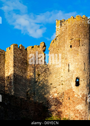 Dettaglio della torre in pietra in ruderi medievali del Castello di Laugharne in Carmarthenshire South Wales UK Foto Stock