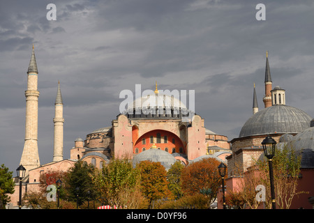 Antica Hagia Sophia e la moschea Cattedrale con la tomba di Sultan Selim e Murat in Istanbul Turchia Foto Stock