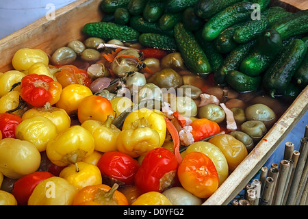 Sottaceti preparate in casa, esposti alla rinfusa per la vendita.tradizionale rumena. Foto Stock