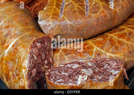 Rumeno tradizionale aspic di pezzi, disposti in modo da essere servito. Foto Stock