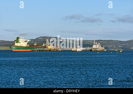 Petroliera Titan Gloria ormeggiato a Hound punto terminale di olio sul Firth of Forth vicino a South Queensferry in Scozia Foto Stock