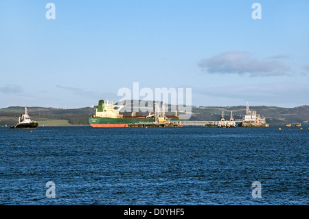 Petroliera Titan Gloria ormeggiato a Hound punto terminale di olio sul Firth of Forth vicino a South Queensferry in Scozia Foto Stock