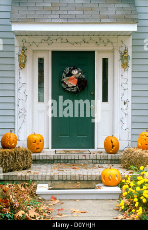 Decorazioni di Halloween con artisticamente scolpita zucche, Maine, Stati Uniti d'America Foto Stock