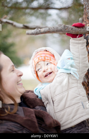 Il bambino e la madre in inverno Foto Stock