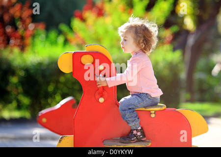 Bambino sul parco giochi Foto Stock