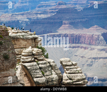 Daredevil turisti prendere in vista del Gran Canyon, Luglio 2011 Foto Stock