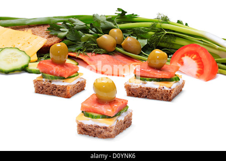 Leggera e gustosa merenda a base di pane, formaggio, il salmone affumicato e le olive. Con una profondità della messa a fuoco attraverso il telaio. Foto Stock