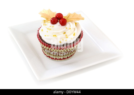 Tortina con glassa alla vaniglia decorata Holly realizzato in oro con fondente colorato di foglie e di rosso caramella. Foto Stock