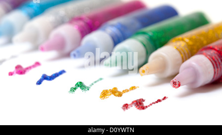Impostare colorate brillano le penne di colla Foto Stock