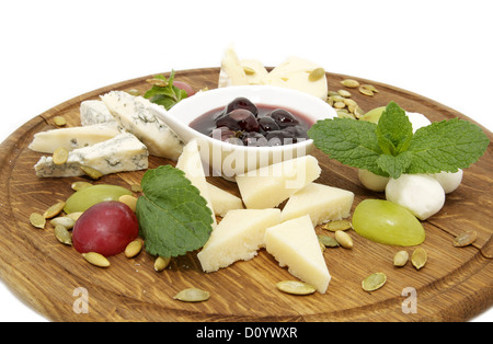 Il formaggio su un piatto di legno Foto Stock
