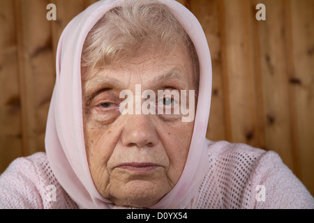 Ritratto di vecchia donna in un fazzoletto Foto Stock