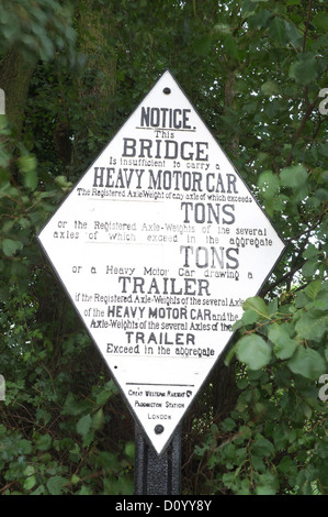 Ponte del limite di peso sign in Stratford upon Avon Canal vicino Lapworth, Warwickshire, Inghilterra, Regno Unito Foto Stock