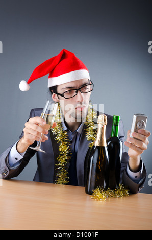 Drunken imprenditore ufficio dopo la festa di natale Foto Stock