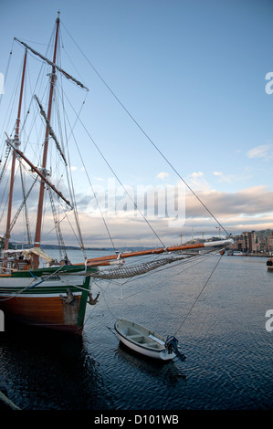 Vintage barca a vela ormeggiata in Oslo, Norvegia Foto Stock