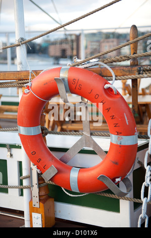 Anello di vita a bordo di una barca a vela vintage nel porto di Oslo, Norvegia Foto Stock