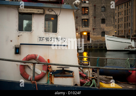 Dettaglio di fiishing barca ormeggiata in banchina del canale Christianshavn in Copenhagen Foto Stock