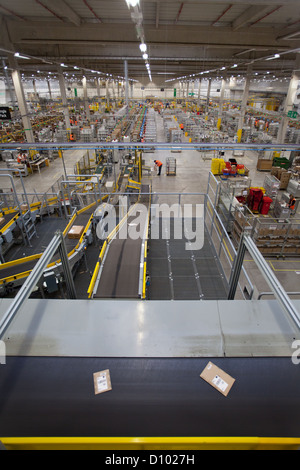 All'interno del rivenditore internet, Amazon Swansea centro di distribuzione. Dic 2012 Foto Stock