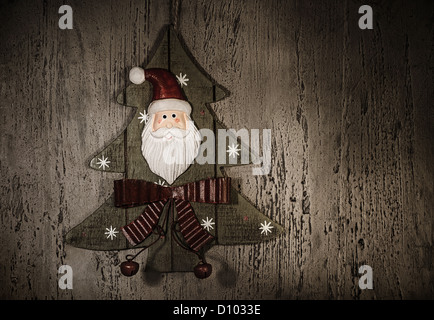 Foto di grunge di natale decorazione, legno decorativo albero di Natale con Babbo Natale ornamento, felice anno nuovo, vacanze Foto Stock