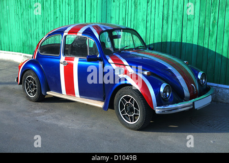 Blu scuro vintage vecchia beetle car park street Foto Stock