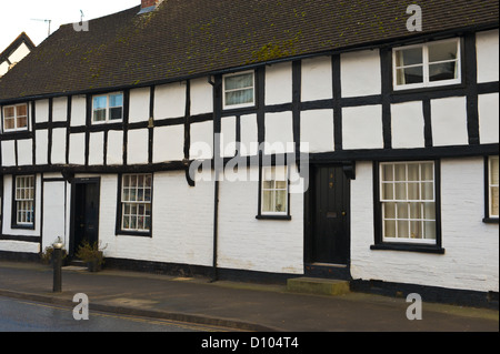 Fila di bianco e nero con cornice in legno cottage a Tenbury Wells Worcestershire Inghilterra REGNO UNITO Foto Stock