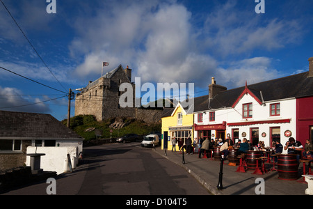 Scena di strada con Dún na Séad Castello, costruito nel 1215, Baltimore, County Cork, Irlanda Foto Stock