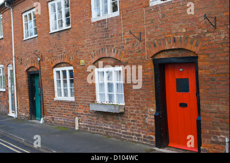 Fila di ri costruito in mattoni, villette a schiera in Tenbury Wells Worcestershire Inghilterra REGNO UNITO Foto Stock