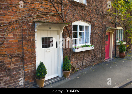 Fila di ri costruito in mattoni, villette a schiera in Tenbury Wells Worcestershire Inghilterra REGNO UNITO Foto Stock