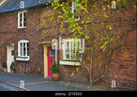 Fila di ri costruito in mattoni, villette a schiera in Tenbury Wells Worcestershire Inghilterra REGNO UNITO Foto Stock