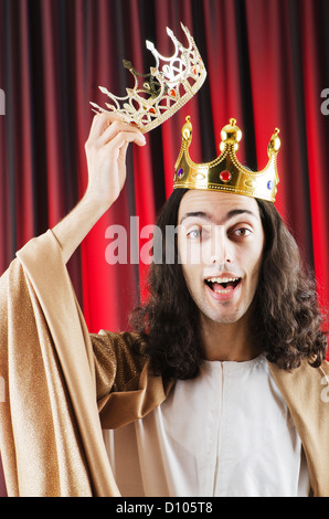 Funny re contro sipario rosso Foto Stock