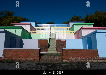 Cabine sulla spiaggia, sulla parte anteriore a Folkestone, Kent Foto Stock