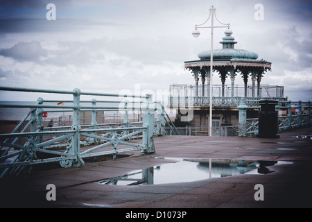 Il padiglione si riflette nella pozza in un giorno di pioggia in Brighton, Inghilterra, Regno Unito Foto Stock