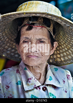 Thailandia donna. Ritratto di una donna tailandese anziana. Thailandia Sud-est asiatico Foto Stock